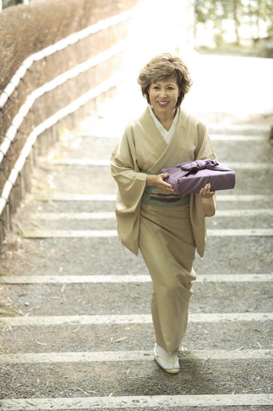 盒饭,东方人,一个人,站,捧,竖图,俯视,室外,白天,民族服装,楼梯,亚洲,仅一个女性,仅一个人,阴影,和服,光线,木制,便当,木盒,影子,阶梯,棕色,注视,黄种人,台阶,阳光,木制品,容器,观察,看,站着,仅一个中年女性,便捷,服饰,观看,储藏,察看,便利,储存,关注,吴服,唐草,唐花,唐锦,快捷,弁当,女人,女性,中年女性,亚洲人,端,端着,捧着,手捧,站立,彩图,高角度拍摄,全身,传统服装,民俗服,贮存,短发