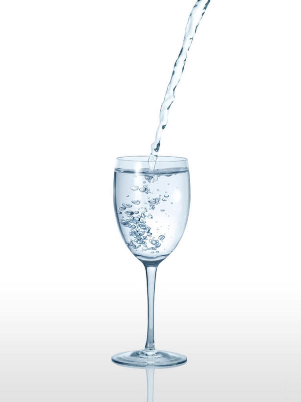 无人,竖图,室内,特写,白天,白色背景,正面,水,杯子,倒,飞溅,溅,高脚杯,液体,水滴,红酒杯,一杯,玻璃制品,水珠,酒杯,摄影,影棚,喷洒,玻璃杯,彩图,影棚拍摄,拍摄