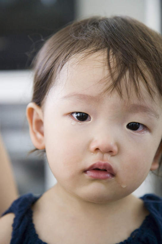 东方人,儿童,头发,一个人,学校,站,笑,微笑,露齿笑,竖图,室内,白天,正面,纯洁,桌子,亚洲,仅一个女性,仅一个人,一块,许多,服装,注视,休闲装,黄种人,书桌,校园,小孩,衣服,绿色,黑色,灰色,课桌,黑板,观察,看,站着,仅一个小孩,休闲,教室,休闲服,可爱,迷茫,童年,童趣,服饰,观看,察看,关注,童真,烂漫,无邪,天真,女孩,女人,女性,亚洲人,孩子,站立,半身,彩图,女生