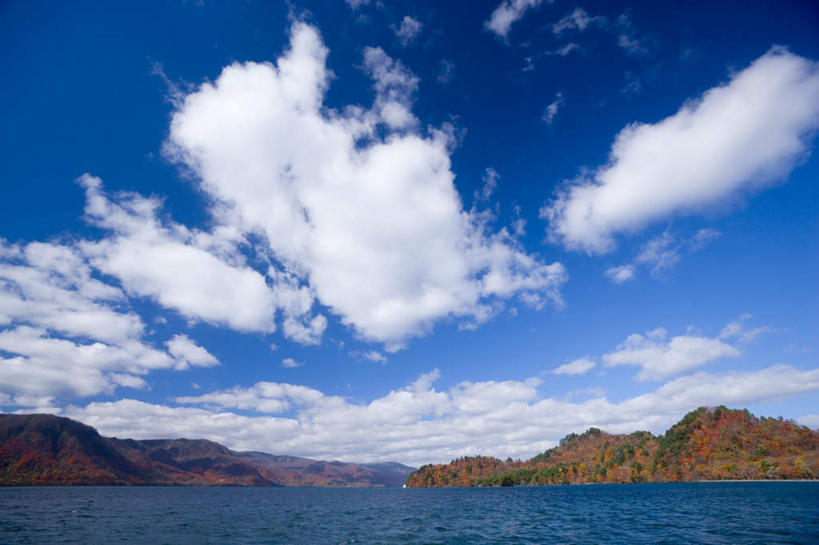 无人,公园,横图,室外,白天,正面,旅游,度假,河流,礁石,石头,美景,水,秋田县,日本,亚洲,阴影,光线,石子,影子,河水,景观,水流,云,云朵,云彩,娱乐,蓝色,白云,蓝天,天空,阳光,自然,天,享受,休闲,景色,放松,自然风光,东亚,本州,本州岛,日本国,秋田,岩手,岩手县,青森,青森县,东北地方,十和田八幡平国立公园,礁,石块,岩石,彩图