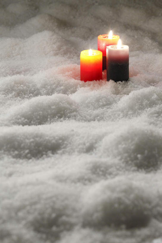 无人,竖图,俯视,室内,白天,雪,大雪,蜡烛,圣诞节,阴影,节日,庆祝,光线,火焰,影子,烛光,积雪,雪景,冬季,冬天,燃烧,文化,三个,阳光,点燃,庆典,寒冷,纪念,严寒,彩图,高角度拍摄