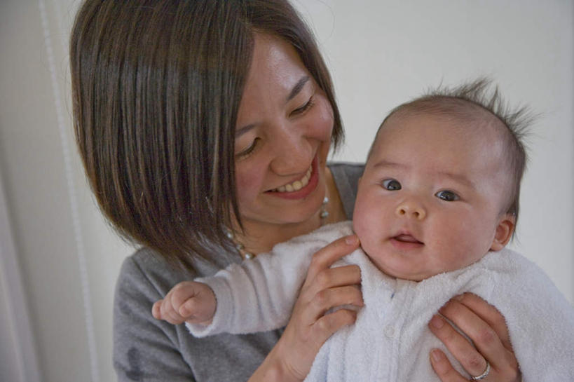 东方人,婴儿,儿童,头发,两个人,家庭,母亲,站,抱,笑,摸,微笑,露齿笑,横图,室内,白天,正面,婴儿服装,纯洁,亚洲,抚摸,服装,注视,休闲装,黄种人,小孩,衣服,白色,黑色,灰色,低头,观察,看,站着,张嘴,休闲,温暖,温馨,一家人,休闲服,可爱,服饰,活泼,抱着,观看,和睦,察看,搂着,关注,宝宝,张大嘴巴,纯真,烂漫,无邪,伶俐,天真,年轻女性,女人,女性,亚洲人,孩子,长发,张开嘴,触摸,接触,搂,搂抱,相抱,站立,半身,彩图,婴儿服,融洽,襁褓