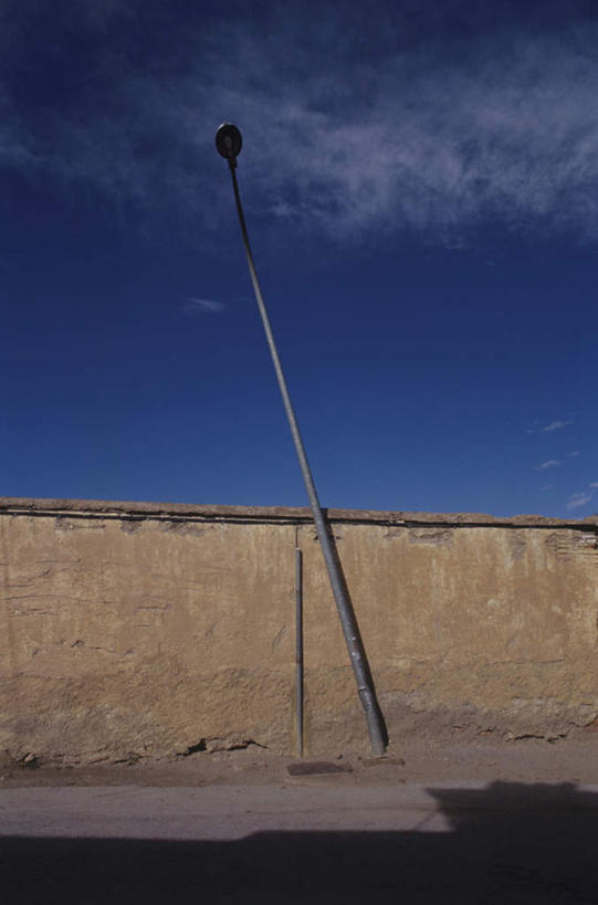 无人,竖图,室外,白天,正面,旅游,度假,路灯,照明,西班牙,欧洲,阴影,破碎,光线,瓷砖,地砖,影子,墙,云,云朵,灯光,地面,云彩,娱乐,破损,墙壁,墙面,灯,蓝色,白云,蓝天,天空,阳光,天,享受,休闲,放松,照亮,照明设备,南欧,西班牙王国,彩图