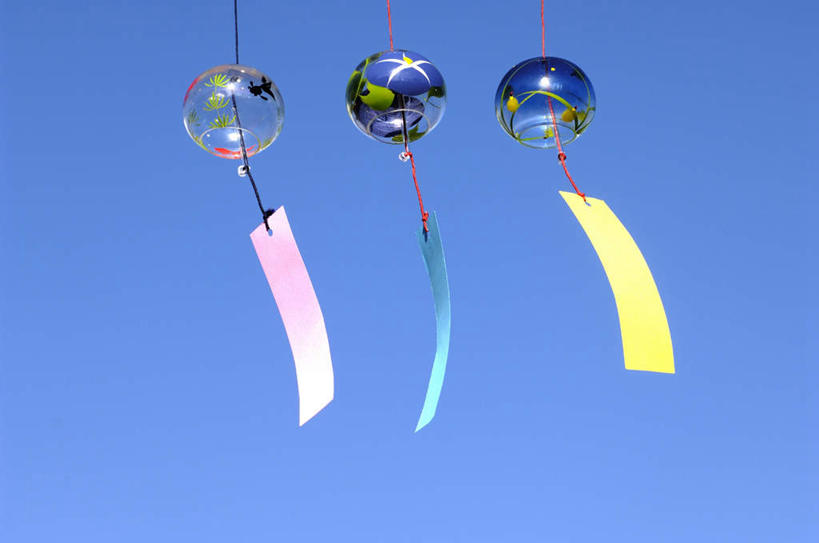 无人,横图,室外,白天,仰视,旅游,度假,幸福,运气,风铃,悬挂,阴影,光线,影子,娱乐,三个,蓝色,蓝天,天空,阳光,天,祈祷,祈福,享受,休闲,放松,警示,许愿,晴朗,祈求,吉祥,平和,问候,警惕,万里无云,思念,想念,玉振,幸运,占风铎,晴空,晴空万里,彩图,低角度拍摄