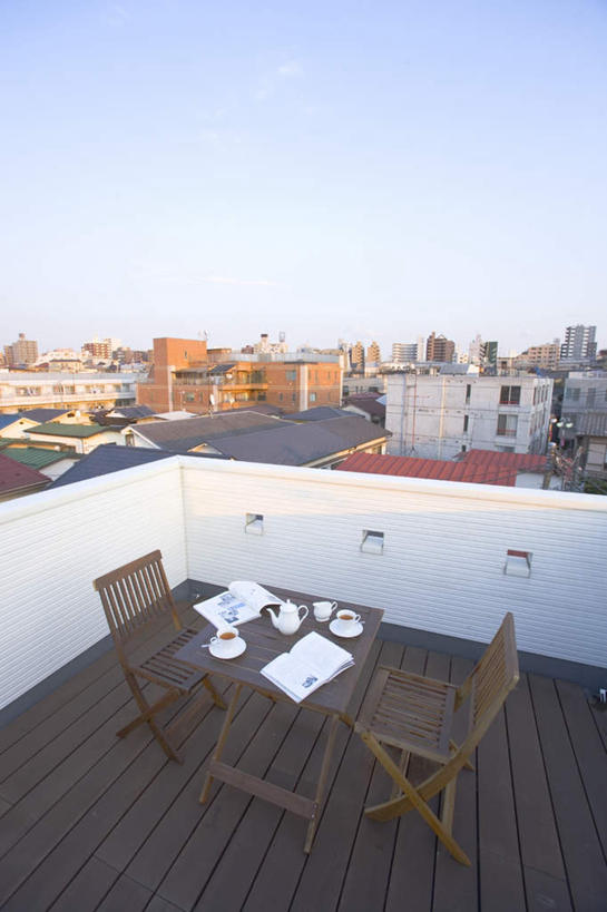 无人,高楼大厦,露台,竖图,俯视,室外,白天,旅游,度假,美景,餐桌,阳台,桌子,大厦,建筑,摩天大楼,杯子,书籍,椅子,东京,日本,亚洲,阴影,光线,瓷器,影子,木椅,景观,云,云朵,咖啡杯,陶瓷制品,云彩,娱乐,两个,蓝色,白云,蓝天,天空,阳光,自然,天,打开,享受,休闲,景色,放松,餐台,两本,开启,自然风光,瓷杯,东亚,本州,关东地方,本州岛,日本国,东京都,书,图书,彩图,高角度拍摄,大楼,高层建筑,高楼,露天阳台,摩天楼