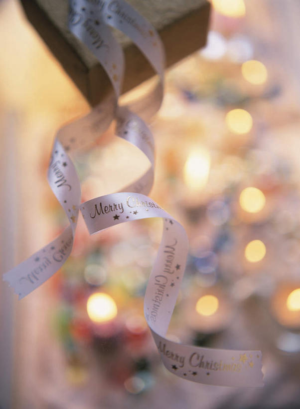 无人,竖图,俯视,室内,白天,餐桌,桌子,蜡烛,礼盒,礼物,圣诞节,许多,阴影,节日,朦胧,模糊,庆祝,装饰,反射,火焰,影子,纸盒,烛光,缎带,燃烧,文化,盒子,一个,包装盒,彩带,礼品盒,点燃,庆典,礼品,单个,餐台,纪念,华丽,修饰,点缀,衬托,美观,雅致,雅观,彩图,高角度拍摄