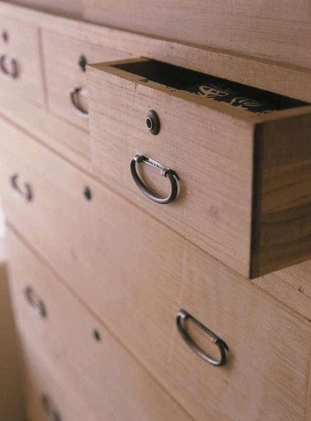 无人,竖图,俯视,室内,白天,柜子,抽屉,一排,许多,阴影,朦胧,模糊,整齐,反射,方格,影子,墙,墙壁,墙面,排列,打开,开启,队列,彩图,高角度拍摄