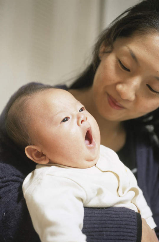 东方人,婴儿,儿童,头发,两个人,家庭,母亲,站,抱,笑,摸,微笑,露齿笑,竖图,室内,白天,正面,婴儿服装,纯洁,亚洲,抚摸,阴影,服装,光线,影子,墙,依偎,注视,休闲装,黄种人,墙壁,墙面,小孩,衣服,白色,黑色,阳光,打哈欠,观察,看,靠,靠着,倚靠,站着,张嘴,休闲,温暖,温馨,一家人,休闲服,可爱,服饰,活泼,抱着,观看,和睦,察看,搂着,倚着,关注,宝宝,张大嘴巴,纯真,烂漫,无邪,依附,依赖,投靠,伶俐,天真,年轻女性,女人,女性,亚洲人,孩子,长发,张开嘴,触摸,怀抱,接触,搂,搂抱,相抱,拥抱,站立,半身,彩图,婴儿服,融洽,襁褓