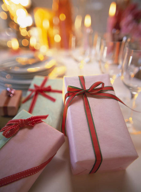 无人,竖图,俯视,室内,白天,餐桌,桌子,杯子,蜡烛,礼盒,礼物,圣诞节,一堆,许多,堆叠,堆积,节日,庆祝,装饰,高脚杯,火焰,纸盒,烛光,缎带,红酒杯,燃烧,文化,玻璃制品,盒子,酒瓶,红色,包装盒,玻璃瓶,蝴蝶结,酒杯,瓶子,礼品盒,点燃,庆典,礼品,餐台,纪念,堆,华丽,修饰,点缀,衬托,美观,雅致,雅观,玻璃杯,彩图,高角度拍摄