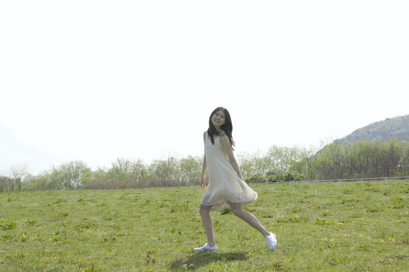 东方人,头发,一个人,站,跳,笑,微笑,露齿笑,横图,室外,白天,正面,裙子,旅游,度假,草地,草坪,山,山脉,植物,亚洲,仅一个年轻女性,仅一个女性,仅一个人,阴影,连衣裙,光线,影子,山峰,云,云朵,山峦,云彩,扭头,抬腿,注视,黄种人,娱乐,草,树,树木,蓝色,绿色,白色,黑色,白云,蓝天,天空,阳光,自然,群山,天,观察,看,站着,转头,享受,休闲,放松,生长,成长,观看,察看,关注,年轻女性,女人,女性,亚洲人,长发,跳跃,站立,彩图,全身