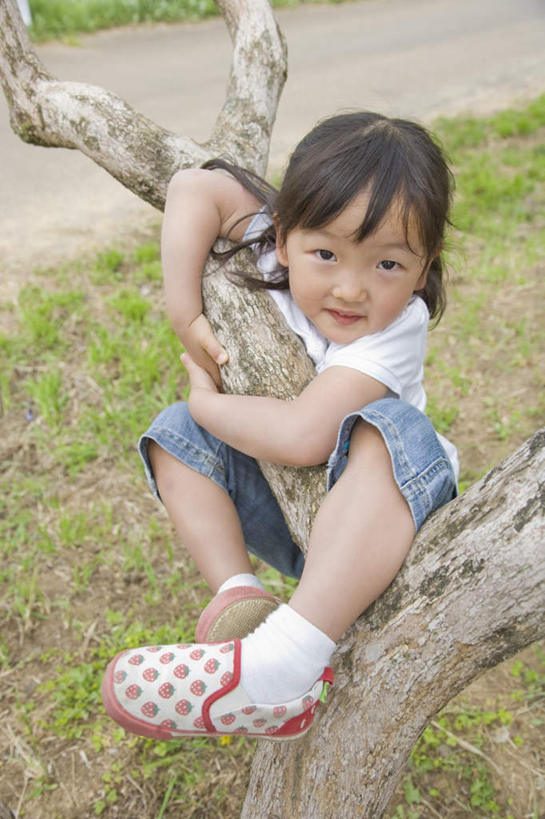 东方人,儿童,头发,一个人,笑,摸,微笑,露齿笑,竖图,俯视,室外,白天,旅游,度假,纯洁,草地,草坪,植物,道路,路,鞋子,亚洲,仅一个女性,仅一个人,撑,抚摸,条纹,服装,裤子,小路,交通,注视,牛仔裤,休闲装,黄种人,娱乐,草,树,树木,小孩,衣服,红色,绿色,白色,黑色,自然,观察,看,趴着,仅一个小孩,享受,休闲,休闲服,抓,爬,放松,可爱,童年,童趣,服饰,乡间小路,生长,成长,观看,察看,撑着,关注,童真,烂漫,无邪,天真,女孩,女人,女性,亚洲人,孩子,触摸,接触,趴,攀爬,抬头,仰头,彩图,高角度拍摄,全身,女生