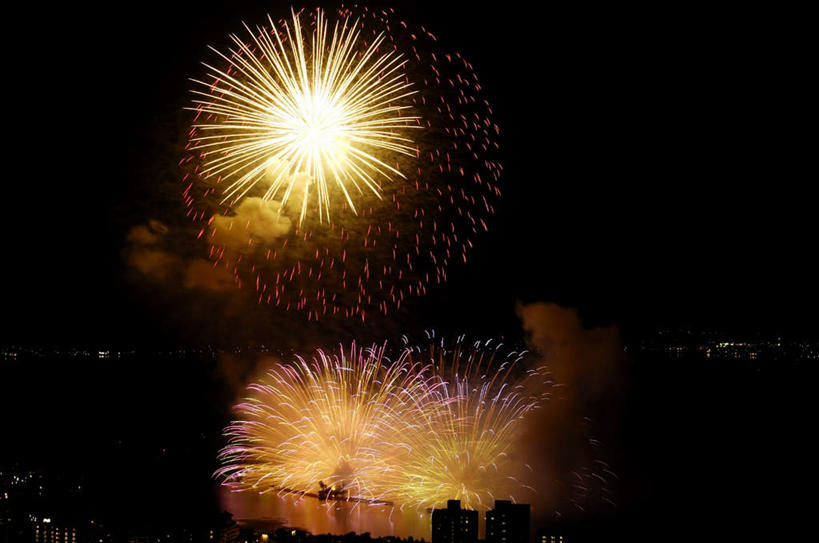 无人,高楼大厦,横图,室外,夜晚,仰视,旅游,度假,爆炸,美景,大厦,建筑,路灯,摩天大楼,烟火,照明,长野县,日本,亚洲,黑色背景,节日,庆祝,溅,景观,灯光,文化,娱乐,灯,黑色,天空,自然,焰火,天,庆典,享受,休闲,闪耀,景色,放松,纪念,耀眼,明亮,照亮,照明设备,自然风光,掉落,礼花,东亚,本州,本州岛,日本国,中部地方,长野,花炮,礼花炮,烟花,彩图,低角度拍摄,大楼,高层建筑,高楼,摩天楼