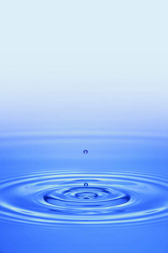 无人,竖图,俯视,室内,特写,白天,水,阴影,波纹,飞溅,重叠,环绕,溅,围绕,反射,螺旋,液体,影子,水滴,水面,水珠,水纹,波浪,流动,生机,喷洒,螺纹,灵动,彩图,高角度拍摄