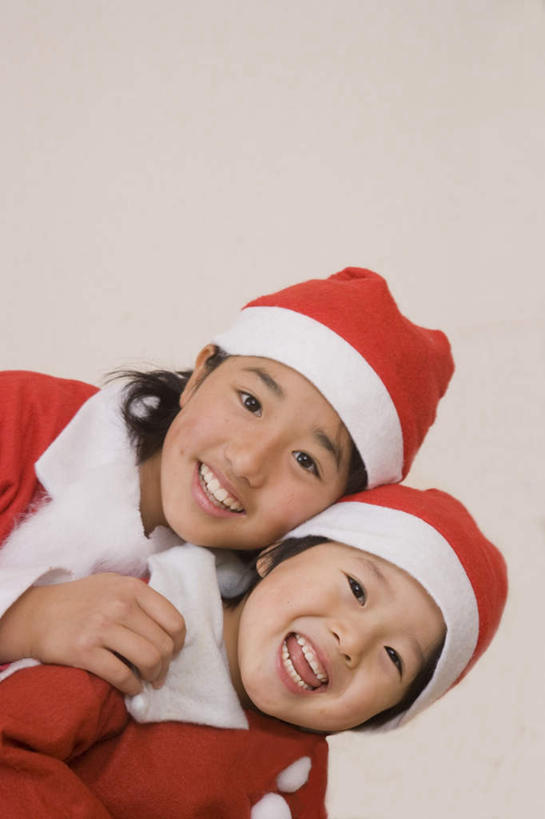 东方人,儿童,头发,两个人,伙伴,朋友,站,笑,摸,微笑,露齿笑,竖图,室内,白天,白色背景,侧面,友谊,纯洁,帽子,圣诞节,亚洲,抚摸,弯腰,节日,庆祝,墙,扭头,依偎,注视,黄种人,文化,墙壁,墙面,小孩,衣服,红色,黑色,观察,看,靠,靠着,倚靠,站着,张嘴,转头,庆典,圣诞帽,可爱,童年,童趣,摄影,影棚,观看,纪念,察看,倚着,关注,圣诞装,张大嘴巴,童真,烂漫,无邪,依附,依赖,投靠,弯身,一顶,棉帽,天真,友情,女孩,女人,女性,亚洲人,张开嘴,触摸,接触,站立,半身,彩图,影棚拍摄,拍摄,女生