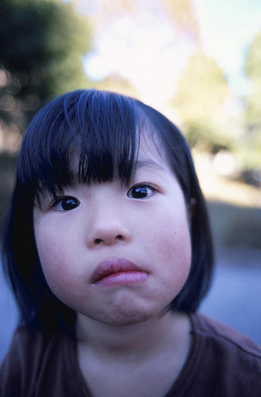 东方人,儿童,脸,头,脸颊,头发,一个人,站,竖图,室外,白天,正面,旅游,度假,纯洁,草地,草坪,植物,道路,路,亚洲,仅一个女性,仅一个人,阴影,服装,朦胧,模糊,光线,影子,小路,交通,注视,休闲装,黄种人,娱乐,草,树,树木,小孩,衣服,蓝色,绿色,黑色,灰色,蓝天,天空,阳光,自然,天,观察,看,站着,仅一个小孩,享受,休闲,鬼脸,休闲服,放松,可爱,童年,童趣,服饰,乡间小路,生长,成长,观看,察看,关注,童真,烂漫,无邪,天真,女孩,女人,女性,亚洲人,孩子,头部,长发,脸部,脸蛋,面部,站立,半身,彩图,女生
