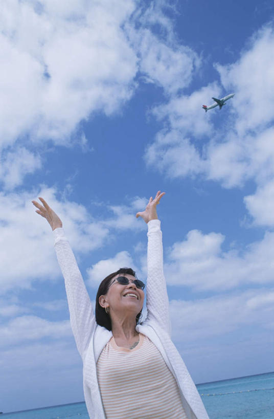 东方人,头发,一个人,站,举,伸展双臂,笑,微笑,露齿笑,竖图,室外,白天,仰视,旅游,度假,海浪,海洋,美景,沙滩,亚洲,仅一个年轻女性,仅一个女性,仅一个人,一副,阴影,波纹,服装,光线,墨镜,沙子,眼镜,影子,海岸,景观,浪花,云,云朵,沙地,云彩,注视,休闲装,黄种人,娱乐,衣服,蓝色,白色,黑色,白云,蓝天,水纹,天空,阳光,自然,海水,太阳镜,太阳眼镜,波浪,天,观察,看,托,站着,享受,休闲,休闲服,遮阳镜,景色,放松,服饰,观看,察看,关注,自然风光,海景,年轻女性,女人,女性,亚洲人,大海,风浪,海,海水的波动,海滩,近岸浪,涌浪,敞开双臂,举起,举手,举着,伸开双臂,抬头,向上举,向上伸,向上托,仰头,展开双肩,站立,张开手臂,张开双臂,半身,彩图,低角度拍摄