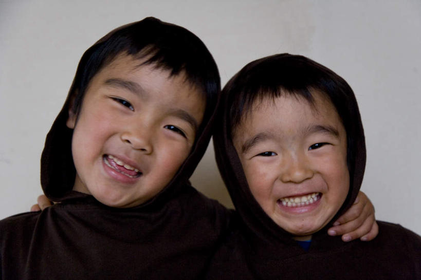 东方人,儿童,头发,两个人,伙伴,朋友,站,笑,摸,微笑,露齿笑,横图,室内,白天,白色背景,正面,友谊,纯洁,帽子,亚洲,抚摸,服装,墙,注视,休闲装,黄种人,吐舌头,墙壁,墙面,小孩,衣服,黑色,观察,看,站着,张嘴,休闲,鬼脸,休闲服,可爱,童年,童趣,摄影,服饰,影棚,观看,察看,关注,张大嘴巴,童真,烂漫,无邪,天真,友情,男孩,男人,男性,亚洲人,张开嘴,触摸,接触,站立,半身,彩图,影棚拍摄,拍摄,男生