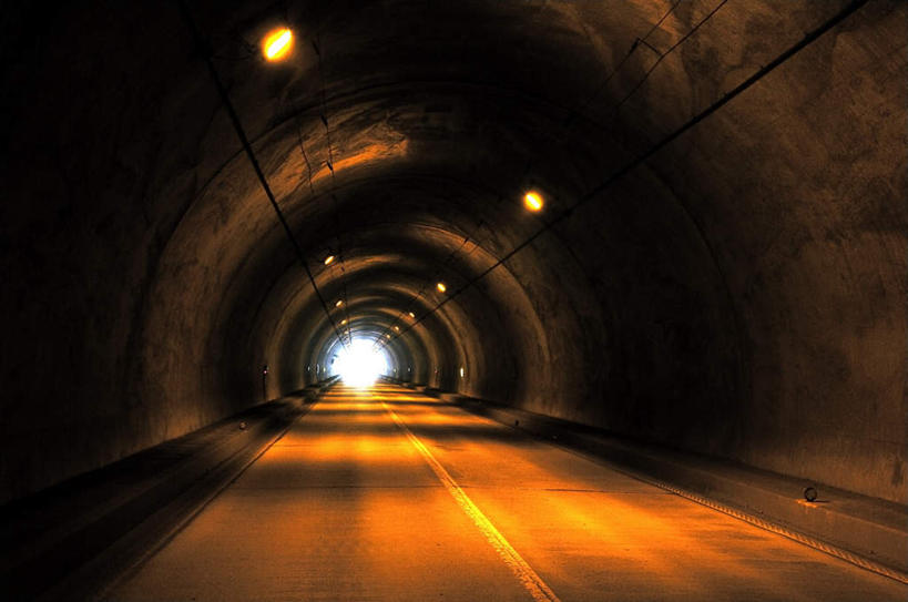 无人,横图,室内,白天,正面,旅游,度假,道路,路,公路,照明,长野县,日本,亚洲,一排,阴影,整齐,光线,隧道,壁灯,影子,墙,灯光,分界线,停车线,交通,娱乐,墙壁,墙面,灯,排列,阳光,灯具,享受,休闲,放松,车行道,车行道分界线,照亮,照明设备,队列,标线,东亚,车行线,本州,本州岛,日本国,中部地方,长野,马路,彩图