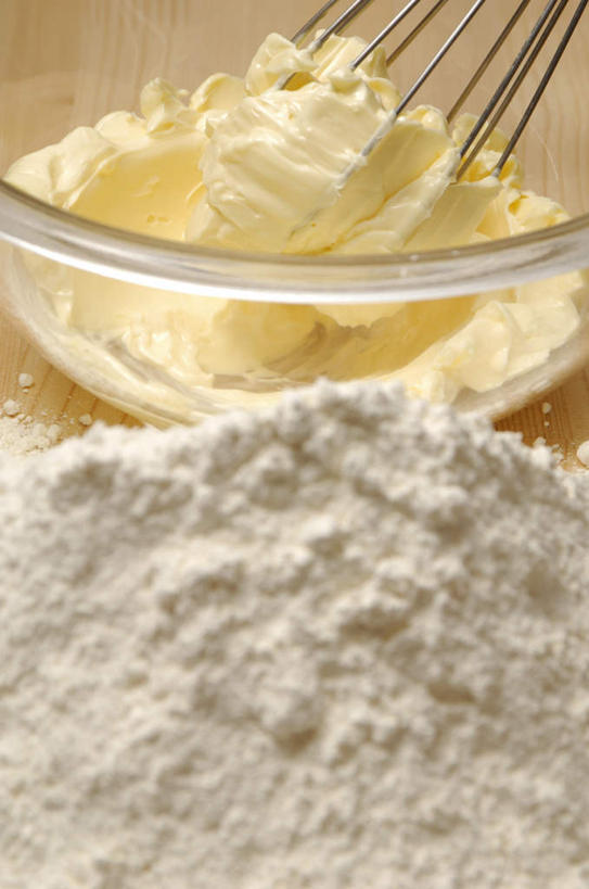 无人,竖图,俯视,室内,白天,桌面,餐具,握,阴影,堆叠,反射,碟子,粉末,影子,面粉,拿,粮食,拿着,一个,黄色,盘子,打蛋器,碟,奶油,粉,握着,一盘,单个,堆,农产品,原材料,粉状,彩图,高角度拍摄