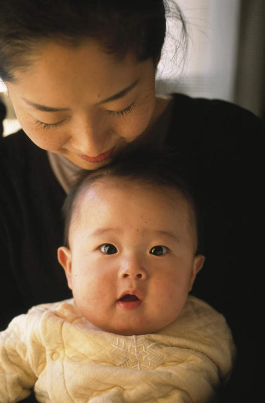 东方人,婴儿,儿童,脸,头,脸颊,头发,两个人,家庭,母亲,坐,抱,笑,摸,微笑,露齿笑,竖图,俯视,室内,白天,婴儿服装,纯洁,窗户,亚洲,抚摸,阴影,服装,光线,影子,墙,注视,休闲装,黄种人,玻璃窗,墙壁,墙面,小孩,衣服,白色,黑色,阳光,低头,观察,看,张嘴,休闲,温暖,温馨,一家人,休闲服,可爱,服饰,活泼,抱着,观看,和睦,察看,搂着,关注,宝宝,张大嘴巴,纯真,烂漫,无邪,伶俐,天真,年轻女性,女人,女性,亚洲人,孩子,头部,脸部,脸蛋,面部,张开嘴,触摸,怀抱,接触,搂,搂抱,相抱,拥抱,坐着,半身,彩图,高角度拍摄,婴儿服,融洽,襁褓