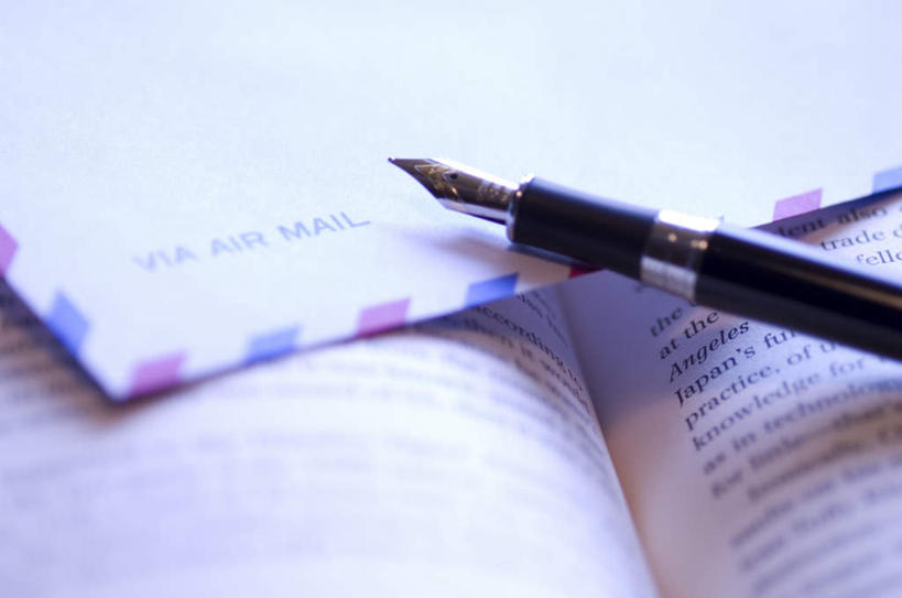 无人,横图,俯视,室内,白天,桌面,书籍,一本,阴影,传递,光线,信息,英文,笔,标志,文字,信封,影子,邮件,字符,字母,办公用品,钢笔,联系,标识,邮筒,邮箱,文具,阳光,学习用品,打开,联络,邮递,通信,信件,英文字母,文具用品,一支,开启,邮政,书,图书,彩图,高角度拍摄