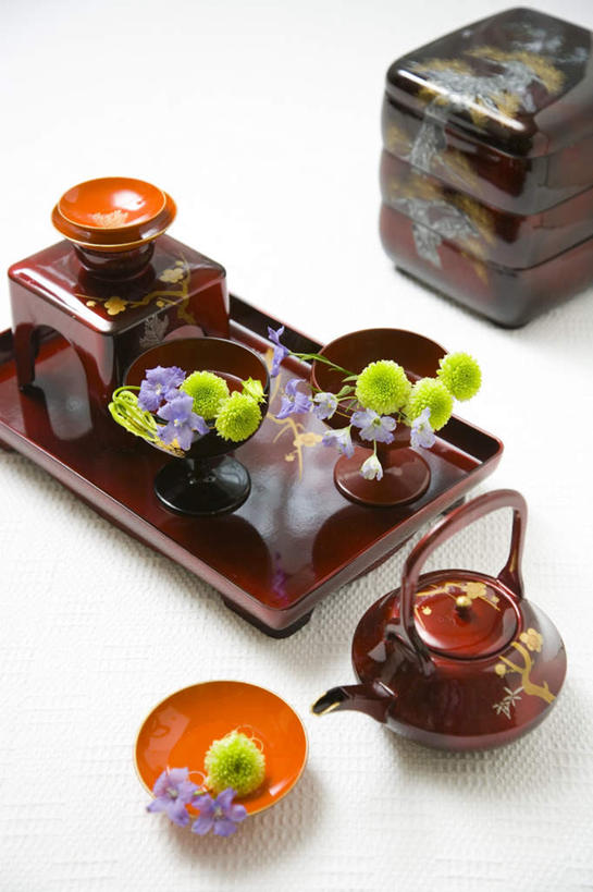 清酒,无人,竖图,俯视,室内,白天,白色背景,桌面,杯子,餐具,阴影,光线,碟子,壶,盘,影子,陶瓷,陶瓷制品,酒类,文化,传统,酒,酒瓶,水壶,饮料,阳光,盘子,茶壶,瓶子,水杯,碟,摄影,影棚,茶杯,彩图,高角度拍摄,影棚拍摄,拍摄,清酒瓶