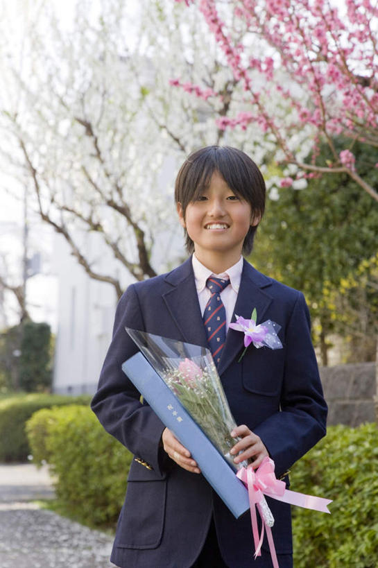 东方人,头发,一个人,站,捧,笑,摸,微笑,露齿笑,竖图,室外,白天,正面,衬衫,草地,草坪,石头,植物,道路,路,亚洲,仅一个男性,仅一个人,抚摸,握,阴影,装饰,盛开,光线,石子,影子,小路,领带,交通,拿,花蕾,拿着,注视,黄种人,草,花,花瓣,花朵,鲜花,树,树木,仅一个年轻男性,一个,蓝色,绿色,黑色,蓝天,天空,阳光,自然,彩带,花束,天,花苞,花蕊,观察,看,站着,握着,乡间小路,生长,单个,成长,观看,修饰,点缀,察看,关注,衬托,美观,雅致,雅观,男人,男性,年轻男性,亚洲人,石块,触摸,端,端着,接触,捧着,手捧,站立,半身,彩图,衬衣