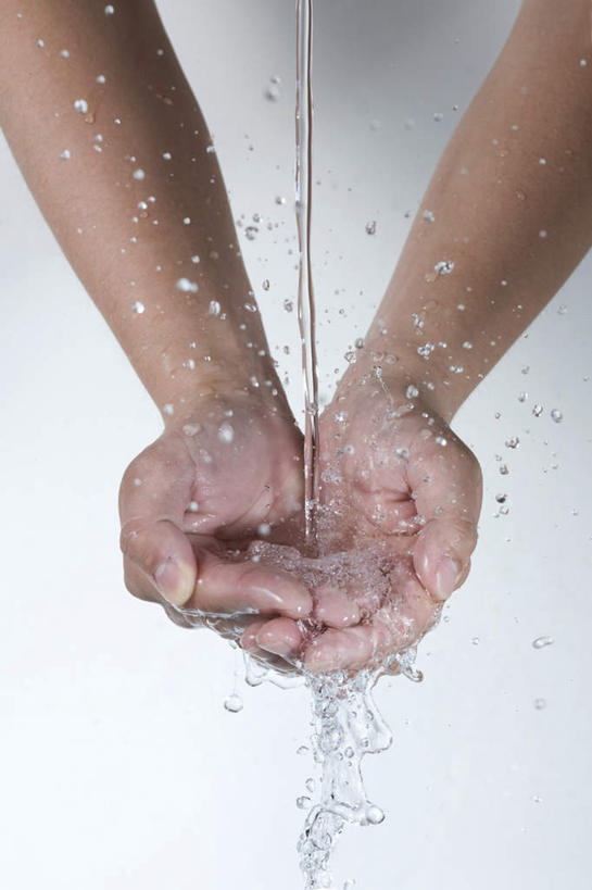 手,捧,摸,竖图,俯视,室内,白天,白色背景,水,抚摸,飞溅,溅,液体,水滴,水珠,手部,摄影,流动,影棚,喷洒,触摸,端,端着,接触,捧着,手捧,半身,彩图,高角度拍摄,影棚拍摄,拍摄