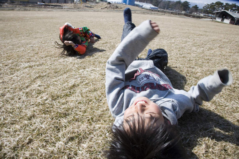 东方人,儿童,头发,两个人,伙伴,朋友,躺,闭眼,摸,横图,俯视,室外,白天,旅游,度假,游戏,友谊,纯洁,草地,草坪,山,山脉,植物,亚洲,抚摸,阴影,服装,光线,影子,山峰,山峦,玩,休闲装,黄种人,娱乐,草,树,树木,小孩,衣服,蓝色,绿色,黑色,蓝天,天空,阳光,自然,群山,天,看,享受,休闲,休闲服,放松,可爱,童年,童趣,服饰,生长,成长,活动,发泄,消遣,智力,童真,烂漫,无邪,宣泄,卧着,天真,友情,男孩,男人,男性,女孩,女人,女性,亚洲人,闭眼睛,闭着眼,闭着眼睛,触摸,接触,躺着,玩耍,卧,嬉戏,彩图,高角度拍摄,全身,男生,女生