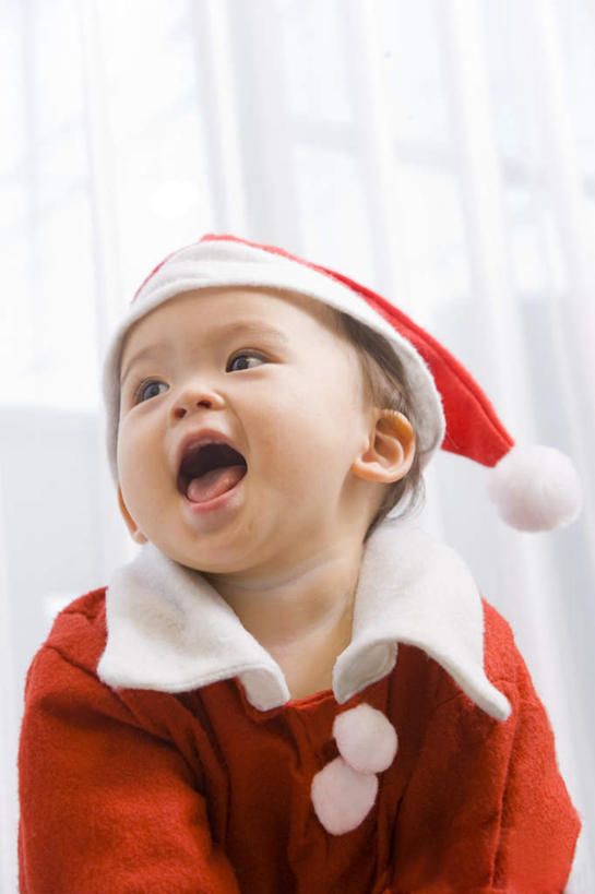 东方人,儿童,脸,头,脸颊,一个人,坐,笑,摸,微笑,露齿笑,竖图,室内,白天,仰视,纯洁,窗户,帽子,圣诞节,亚洲,仅一个女性,仅一个人,撑,抚摸,阴影,节日,庆祝,光线,影子,墙,扭头,注视,黄种人,文化,玻璃窗,墙壁,墙面,一个,小孩,衣服,红色,阳光,观察,看,张嘴,转头,仅一个小孩,庆典,圣诞帽,可爱,童年,童趣,单个,观看,纪念,察看,撑着,关注,圣诞装,张大嘴巴,童真,烂漫,无邪,棉帽,天真,女孩,女人,女性,亚洲人,孩子,头部,脸部,脸蛋,面部,张开嘴,触摸,接触,坐着,半身,彩图,低角度拍摄,女生