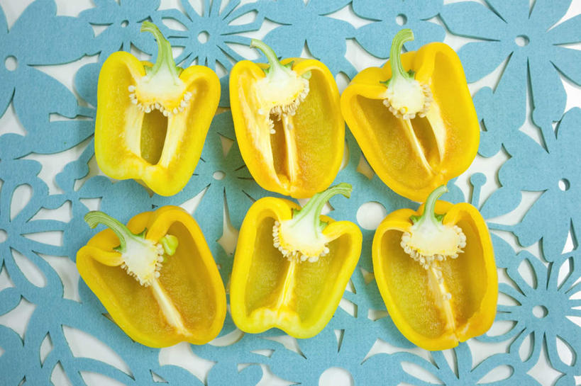 无人,横图,俯视,室内,白天,白色背景,桌面,辣椒,蔬菜,一排,许多,切开,阴影,花纹,新鲜,整齐,反射,图案,影子,食品,食物,排列,黄色,蓝色,切,摄影,有机食品,绿色食品,影棚,队列,餐垫,剖面,彩椒,切面,辣角,红海椒,大椒,辣虎,广椒,甜椒,柿子椒,辣子,海椒,番椒,灯笼椒,彩图,高角度拍摄,影棚拍摄,拍摄