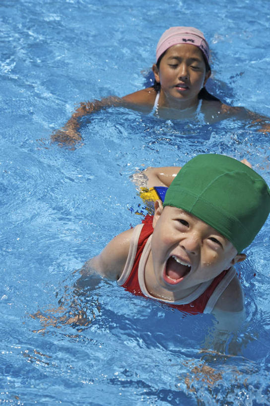 游泳,东方人,儿童,两个人,伙伴,朋友,体育馆,游泳池,闭眼,伸展双臂,笑,微笑,露齿笑,竖图,俯视,室外,白天,旅游,度假,游戏,友谊,纯洁,水,帽子,亚洲,阴影,波纹,服装,泳帽,光线,影子,水池,水面,玩,注视,休闲装,黄种人,娱乐,泳池,小孩,衣服,黄色,红色,绿色,水纹,阳光,波浪,观察,看,张嘴,享受,休闲,休闲服,放松,可爱,童年,童趣,服饰,观看,活动,察看,游泳馆,发泄,关注,消遣,智力,游泳帽,张大嘴巴,童真,烂漫,无邪,宣泄,天真,友情,女孩,女人,女性,亚洲人,张开嘴,闭眼睛,闭着眼,闭着眼睛,敞开双臂,伸开双臂,玩耍,嬉戏,展开双肩,张开手臂,张开双臂,半身,彩图,高角度拍摄,女生