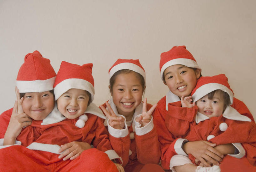 婴儿,儿童,伙伴,朋友,坐,抱,笑,摸,微笑,露齿笑,横图,室内,白天,正面,快乐,兴奋,友谊,纯洁,骄傲,成功,胜利,合作,团队,集体,信心,帽子,圣诞节,五个人,一排,许多,抚摸,灰色背景,节日,庆祝,整齐,许多人,依偎,注视,文化,队伍,排列,小孩,衣服,红色,观察,看,靠,靠着,手势,倚靠,一群人,庆典,圣诞帽,可爱,童年,童趣,自信,摄影,活泼,影棚,抱着,观看,纪念,察看,搂着,倚着,成就,队列,关注,宝宝,合伙,圣诞装,童真,纯真,烂漫,无邪,依附,依赖,投靠,棉帽,伶俐,天真,友情,男孩,男人,男性,女孩,女人,女性,孩子,触摸,怀抱,接触,搂,搂抱,相抱,拥抱,坐着,半身,彩图,影棚拍摄,欢乐,开心,拍摄,男生,女生