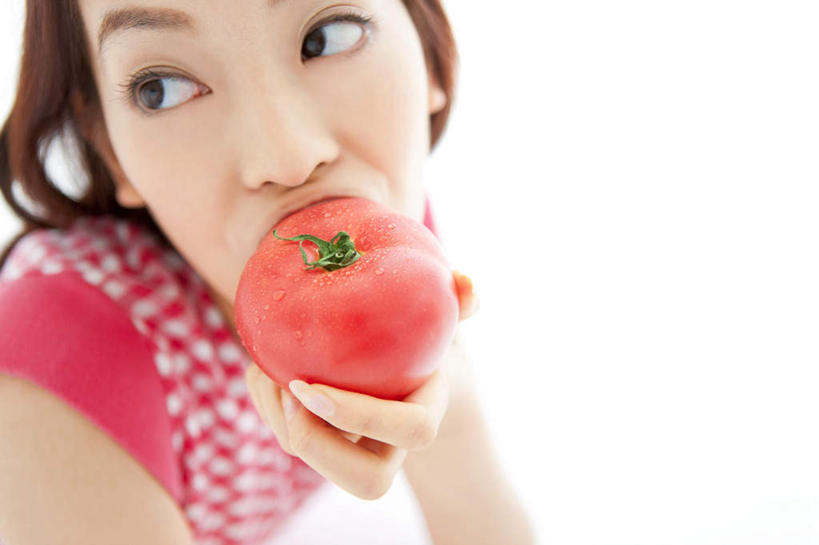 东方人,头发,一个人,站,捧,摸,横图,俯视,室内,白天,白色背景,蔬菜,西红柿,亚洲,仅一个年轻女性,仅一个女性,仅一个人,抚摸,握,咬,服装,新鲜,方格,食品,拿,拿着,注视,休闲装,黄种人,食物,一个,衣服,粉色,红色,绿色,白色,黑色,观察,看,站着,张嘴,休闲,球体,休闲服,握着,摄影,服饰,有机食品,绿色食品,影棚,单个,观看,咬着,察看,关注,张大嘴巴,萼片,年轻女性,女人,女性,亚洲人,长发,张开嘴,番茄,触摸,端,端着,接触,捧着,手捧,抬头,仰头,站立,半身,彩图,高角度拍摄,影棚拍摄,拍摄