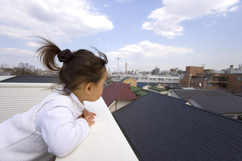 东方人,儿童,头发,一个人,家,栏杆,露台,摸,横图,室外,白天,侧面,旅游,度假,纯洁,草地,草坪,植物,阳台,大桥,立交桥,桥梁,亚洲,仅一个女性,仅一个人,撑,抚摸,阴影,服装,光线,影子,房屋,墙,屋子,云,云朵,高架,围栏,斜拉桥,桥,云彩,注视,休闲装,黄种人,娱乐,护栏,楼房,墙壁,墙面,住宅,草,树,树木,小孩,衣服,蓝色,绿色,白色,黑色,白云,蓝天,天空,阳光,自然,天,低头,观察,看,趴着,仅一个小孩,享受,休闲,休闲服,放松,可爱,童年,童趣,服饰,生长,成长,观看,察看,撑着,关注,童真,烂漫,无邪,天真,女孩,女人,女性,亚洲人,孩子,触摸,接触,趴,半身,彩图,房子,露天阳台,女生