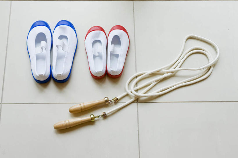 无人,跳绳,横图,俯视,室内,白天,锻炼,运动,鞋子,一根,阴影,光线,瓷砖,地砖,影子,地面,两双,娱乐,红色,蓝色,阳光,绳子,享受,休闲,放松,绳索,室内运动,彩图,高角度拍摄,健身