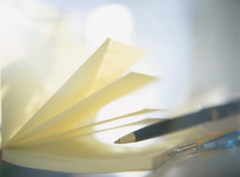 无人,横图,俯视,室内,白天,桌面,一排,许多,阴影,朦胧,模糊,整齐,光线,笔,影子,办公用品,记事本,纸张,文具,排列,白色,阳光,本子,笔记本,学习用品,打开,文具用品,两支,开启,队列,彩图,高角度拍摄