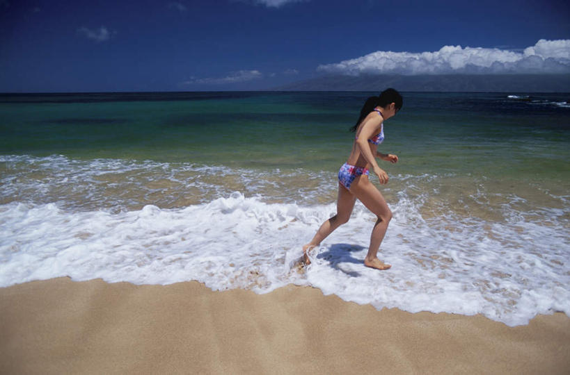 东方人,头发,一个人,站,跑,笑,微笑,露齿笑,横图,室外,白天,侧面,泳装,比基尼,锻炼,旅游,度假,运动,海浪,海洋,美景,沙滩,水,亚洲,仅一个年轻女性,仅一个女性,仅一个人,阴影,波纹,飞溅,溅,光线,沙子,液体,影子,海岸,景观,浪花,水滴,云,云朵,沙地,云彩,注视,黄种人,娱乐,水珠,蓝色,黑色,白云,蓝天,水纹,天空,阳光,自然,海水,波浪,天,观察,看,站着,享受,休闲,景色,放松,观看,察看,关注,喷洒,自然风光,海景,体育,年轻女性,女人,女性,亚洲人,大海,风浪,海,海水的波动,海滩,近岸浪,涌浪,跑步,站立,彩图,全身,三点式,泳衣,健身