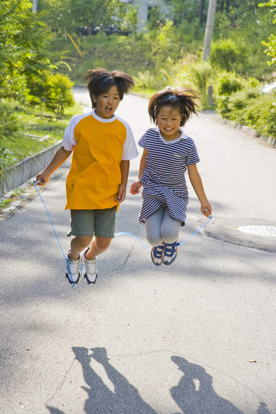 东方人,儿童,头发,两个人,伙伴,朋友,站,跳,笑,摸,微笑,露齿笑,竖图,室外,白天,正面,锻炼,友谊,纯洁,运动,草地,草坪,植物,道路,路,亚洲,抚摸,握,阴影,服装,光线,影子,小路,交通,半空,拿,拿着,注视,休闲装,黄种人,娱乐,草,树,树木,小孩,衣服,黄色,绿色,黑色,灰色,阳光,自然,绳子,观察,看,站着,享受,休闲,休闲服,放松,可爱,童年,童趣,握着,服饰,乡间小路,生长,成长,观看,绳索,察看,关注,童真,烂漫,无邪,室内运动,天真,友情,男孩,男人,男性,亚洲人,长发,触摸,接触,跳跃,站立,彩图,全身,健身,男生