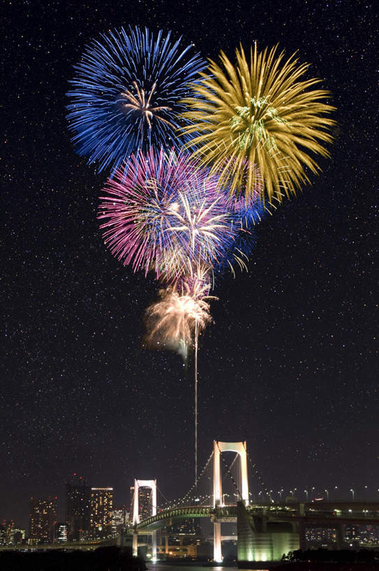 无人,高楼大厦,竖图,室外,白天,仰视,旅游,度假,河流,美景,水,大桥,大厦,道路,建筑,立交桥,路,摩天大楼,桥梁,烟火,公路,照明,东京,日本,亚洲,节日,庆祝,壁灯,河水,景观,水流,高架,斜拉桥,桥,灯光,交通,东京铁塔,文化,娱乐,灯,黑色,天空,自然,焰火,灯具,天,庆典,享受,休闲,闪耀,景色,放松,纪念,耀眼,东京塔,明亮,照亮,照明设备,自然风光,礼花,东亚,本州,关东地方,本州岛,日本国,东京都,花炮,礼花炮,日本电波塔,烟花,马路,彩图,低角度拍摄,大楼,高层建筑,高楼,摩天楼