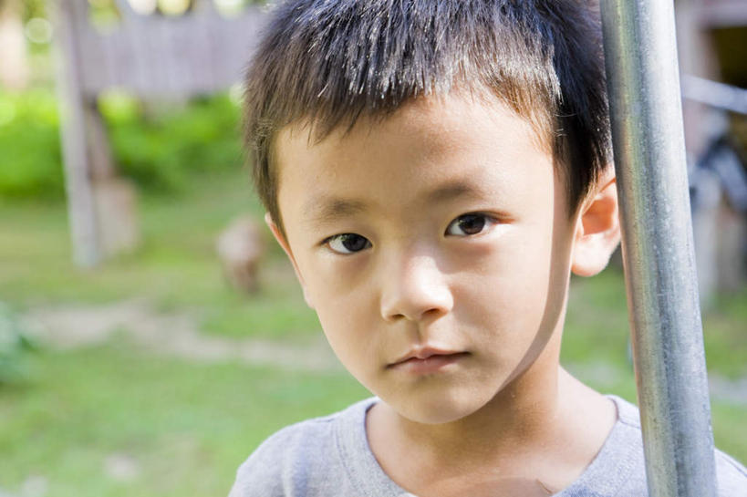 东方人,儿童,脸,头,脸颊,头发,一个人,公园,站,笑,摸,微笑,露齿笑,横图,室外,特写,白天,正面,旅游,度假,纯洁,草地,草坪,植物,亚洲,仅一个男性,仅一个人,撑,抚摸,阴影,服装,朦胧,模糊,光线,影子,注视,休闲装,黄种人,娱乐,草,树,树木,小孩,衣服,绿色,黑色,灰色,阳光,自然,观察,看,靠,靠着,倚靠,站着,仅一个小孩,享受,休闲,休闲服,放松,可爱,童年,童趣,服饰,游乐设施,生长,成长,观看,察看,撑着,倚着,关注,童真,烂漫,无邪,天真,男孩,男人,男性,亚洲人,孩子,头部,脸部,脸蛋,面部,触摸,接触,站立,半身,彩图,男生