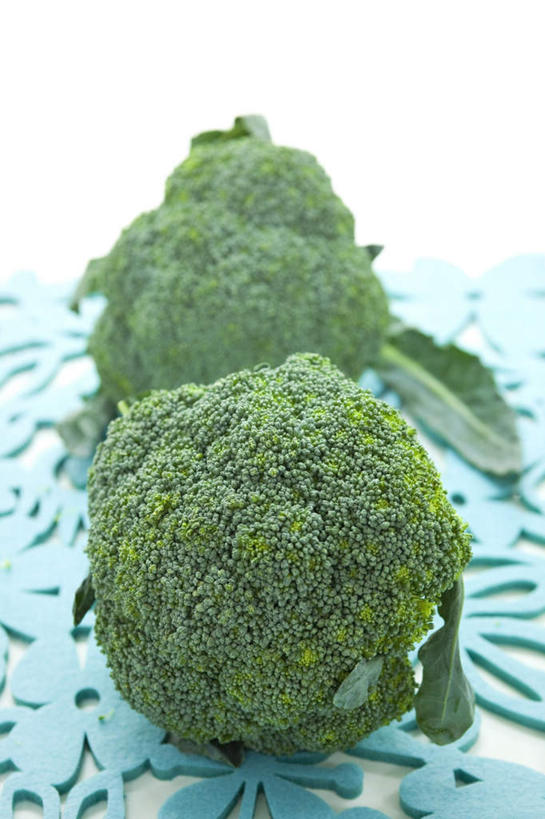 无人,竖图,俯视,室内,白天,白色背景,桌面,蔬菜,叶子,一排,阴影,花纹,新鲜,整齐,光线,图案,影子,花菜,花椰菜,西兰花,食品,绿叶,食物,排列,三个,蓝色,绿色,阳光,垫子,嫩叶,摄影,有机食品,绿色食品,影棚,队列,餐垫,叶,叶片,彩图,高角度拍摄,影棚拍摄,拍摄