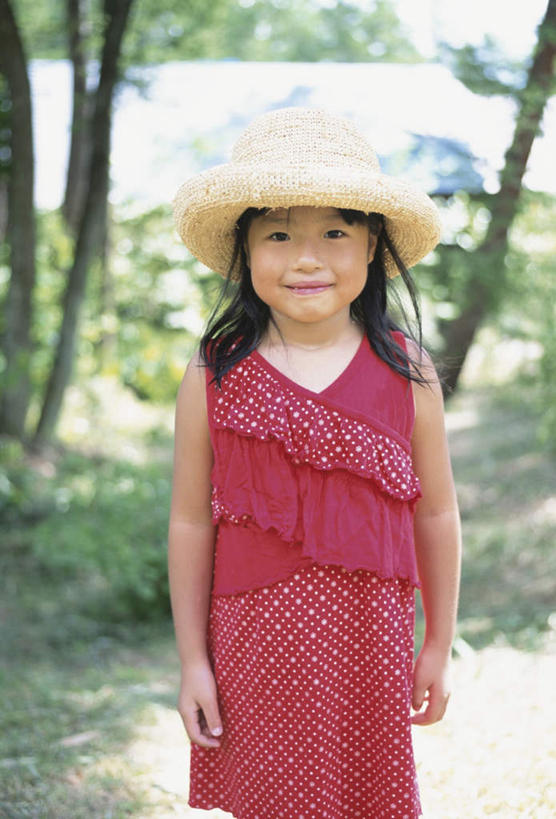 东方人,儿童,一个人,站,笑,微笑,露齿笑,竖图,室外,白天,正面,裙子,旅游,度假,纯洁,草地,草坪,植物,帽子,亚洲,仅一个女性,仅一个人,阴影,连衣裙,光线,影子,注视,黄种人,娱乐,草,树,树木,小孩,黄色,红色,绿色,阳光,自然,遮阳帽,观察,看,站着,仅一个小孩,享受,休闲,放松,可爱,童年,童趣,生长,成长,观看,察看,关注,童真,烂漫,无邪,一顶,天真,女孩,女人,女性,亚洲人,孩子,站立,半身,彩图,女生