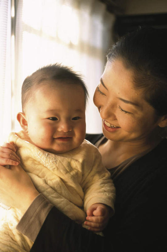 东方人,婴儿,儿童,头发,两个人,家庭,母亲,站,抱,笑,摸,微笑,露齿笑,竖图,室内,白天,正面,婴儿服装,纯洁,窗户,亚洲,撑,抚摸,阴影,服装,光线,影子,墙,注视,休闲装,黄种人,玻璃窗,墙壁,墙面,小孩,衣服,白色,黑色,阳光,观察,看,站着,休闲,温暖,温馨,一家人,休闲服,可爱,服饰,活泼,抱着,观看,和睦,察看,撑着,搂着,关注,宝宝,纯真,烂漫,无邪,伶俐,天真,年轻女性,女人,女性,亚洲人,孩子,触摸,怀抱,接触,搂,搂抱,相抱,拥抱,站立,半身,彩图,婴儿服,融洽,襁褓