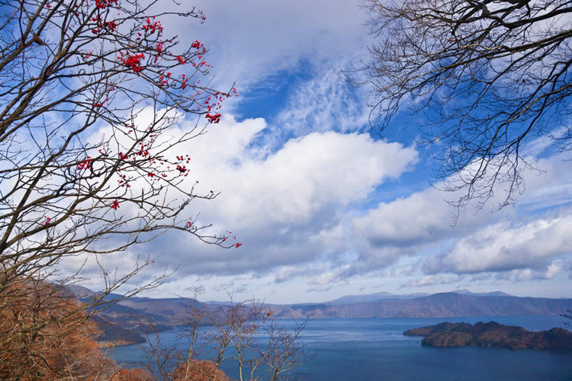 无人,横图,室外,白天,正面,旅游,度假,草地,草坪,湖,湖泊,美景,山,山脉,水,植物,秋田县,日本,亚洲,阴影,光线,影子,湖面,景观,山峰,水流,水面,云,云朵,山峦,云彩,娱乐,草,树,树木,蓝色,绿色,白云,蓝天,天空,阳光,自然,湖水,群山,天,享受,休闲,景色,放松,生长,成长,自然风光,东亚,本州,本州岛,日本国,秋田,东北地方,彩图