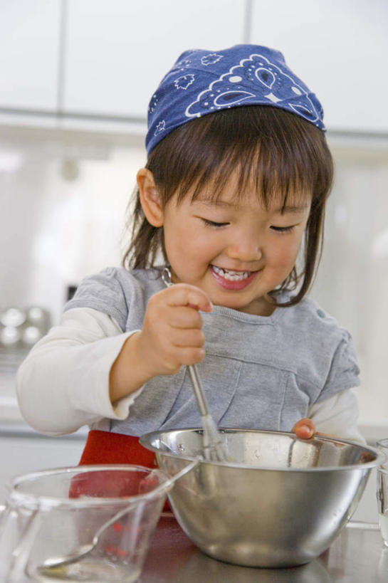 东方人,儿童,一个人,站,笑,摸,微笑,露齿笑,竖图,室内,白天,正面,纯洁,厨房,餐具,帽子,亚洲,仅一个女性,仅一个人,抚摸,握,服装,碟子,锅子,盘,墙,拿,拿着,注视,休闲装,黄种人,墙壁,墙面,一个,小孩,衣服,蓝色,灰色,盘子,打蛋器,碟,低头,观察,搅拌,看,站着,仅一个小孩,休闲,休闲服,可爱,童年,童趣,握着,服饰,单个,观看,察看,关注,童真,烂漫,无邪,天真,女孩,女人,女性,亚洲人,孩子,触摸,接触,站立,半身,彩图,灶间,女生