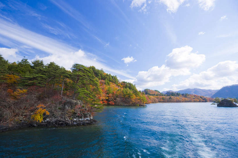 无人,横图,室外,白天,正面,旅游,度假,草地,草坪,湖,湖泊,美景,山,水,植物,日本,亚洲,阴影,波纹,光线,影子,湖面,景观,山峰,水流,水面,山峦,娱乐,草,树,树木,黄色,绿色,水纹,阳光,自然,波浪,湖水,享受,休闲,景色,放松,生长,成长,自然风光,东亚,本州,本州岛,日本国,青森,青森县,东北地方,彩图