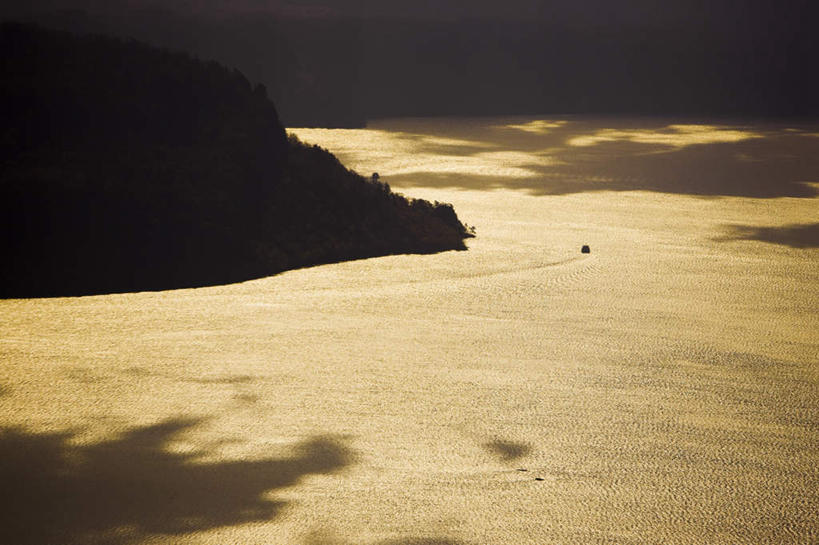 无人,横图,俯视,室外,白天,旅游,度假,草地,草坪,湖,湖泊,美景,山,山脉,水,植物,日本,阴影,光线,影子,湖面,景观,山峰,水流,水面,山峦,娱乐,草,树,树木,绿色,阳光,自然,湖水,群山,享受,休闲,景色,放松,生长,成长,自然风光,本州,本州岛,日本国,青森,青森县,东北地方,彩图,高角度拍摄