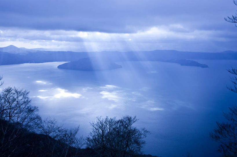 无人,横图,俯视,室外,白天,旅游,度假,草地,草坪,湖,湖泊,美景,山,山脉,水,植物,日本,亚洲,阴影,波纹,光线,影子,湖面,景观,山峰,水流,水面,云,云朵,山峦,云彩,娱乐,草,树,树木,蓝色,绿色,白云,蓝天,水纹,天空,阳光,自然,波浪,湖水,群山,天,享受,休闲,景色,放松,生长,成长,自然风光,东亚,本州,本州岛,日本国,青森,青森县,东北地方,彩图,高角度拍摄