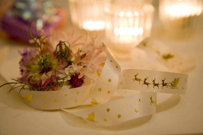 无人,横图,俯视,室内,白天,桌面,指示牌,杯子,礼盒,礼物,照明,圣诞节,阴影,节日,庆祝,装饰,盛开,反射,壁灯,标志,图案,文字,影子,纸盒,灯光,花蕾,文化,标识,玻璃制品,灯,盒子,装饰品,花,花瓣,花朵,鲜花,粉色,包装盒,彩带,酒杯,啤酒杯,装饰物,礼品盒,灯具,花苞,花蕊,庆典,礼品,纪念,华丽,修饰,照亮,点缀,照明设备,饰物,衬托,美观,雅致,雅观,玻璃杯,彩图,高角度拍摄